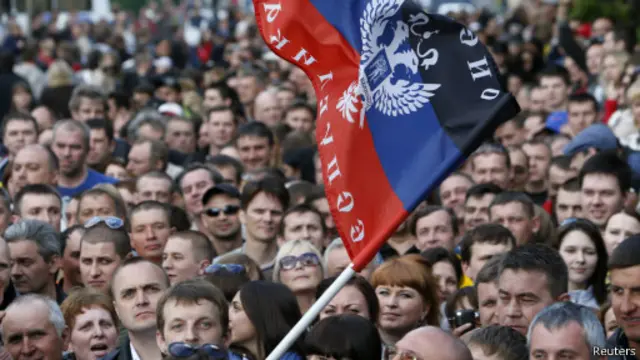 Очередь к избирательному участку в Донецке