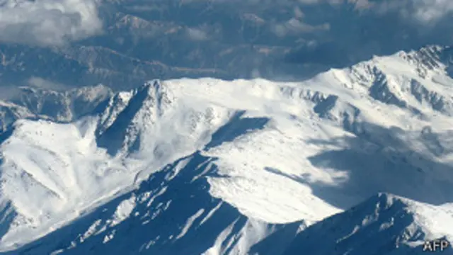 حالیہ بارشوں کی وجہ قطب شمالی سے آنے والی وہ ٹھنڈی ہوائیں ہیں جنھیں اپریل میں واپس قطب شمالی لوٹ جانا تھا تاہم وہ اب بھی ایشیا اور مشرقِ وسطی کے علاقوں میں گھوم رہی ہیں