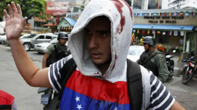 La represión de los estudiantes llevó a la oposición a congelar el diálogo.