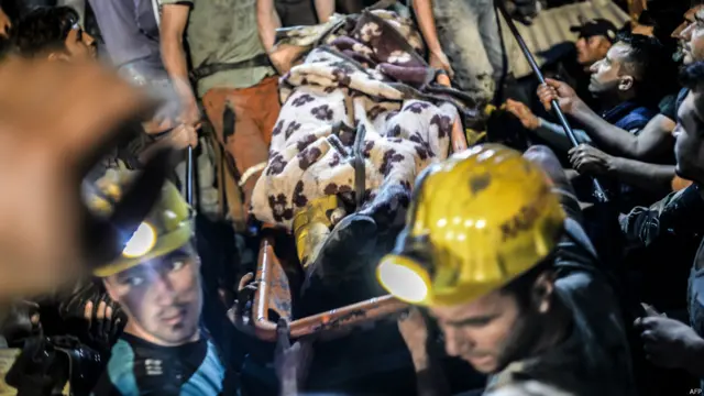 حکام نے کہا کہ کان میں بجلی کی ترسیل کے نظام میں دھماکہ ہوا اور اس کے نتیجے میں کان میں نصب لفٹیں اور تازہ ہوا پہنچانے کا نظام بند ہو گیا۔