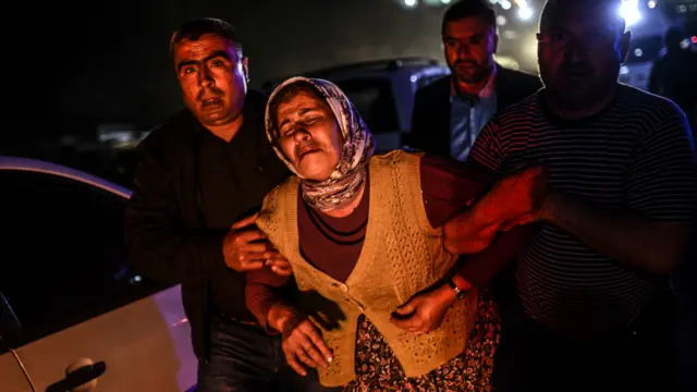 جس جگہ یہ کان کن پھنسے ہوئے ہیں وہ زمین سے دو کلومیٹر نیچے اور کان کے منھ سے چار کلومیٹر دور ہے۔ حادثے کی اطلاع ملتے ہی لوگوں کی ایک بڑی تعداد ہسپتال اور کان کے باہر جمع ہو گئی۔