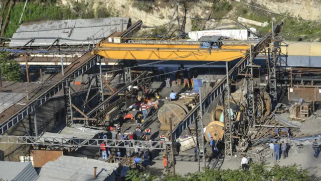 تجزیہ کاروں کا کہنا ہے کہ بیشتر صنعتی ممالک کے مقابلے میں ترکی میں کوئلے کی کانوں کا حفاظتی ریکارڈ زیادہ اچھا نہیں۔ 1992 میں بحیرۂ اسود کے قریب واقع کان میں حادثے سے 270 کان کن ہلاک ہوگئے تھے۔