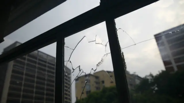 Manifestações isoladas têm gerado violentos confrontos com a polícia em bairros de Caracas 