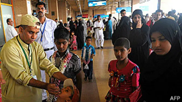 حکومت ِ پاکستان نے بیرون ملک سفر کرنے والے تمام مسافروں کو یکم جون سے ہوائی اڈوں پر پولیو کے قطرے پلانا لازمی قرار دے دیا ہے