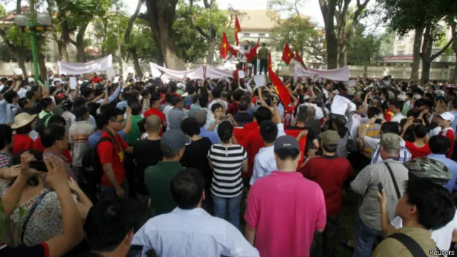 越南示威者在河内的中国驻越南大使馆前举行抗议（11/05/2014）