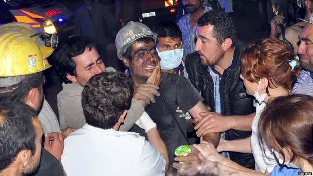 Kokraklari boglangan BDSM porno Qiziqarli tarjimalar bilan porno video onlayn