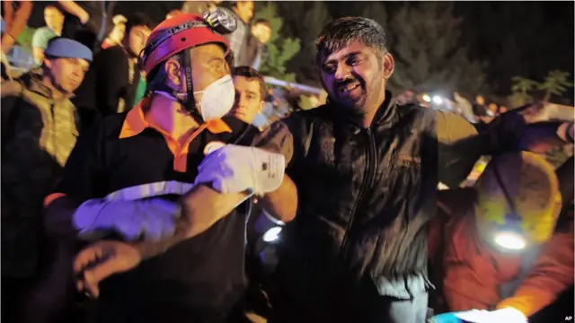 Xotin tarjimasi bilan porno filmlar Labiya bilan klitorislarning fotosuratlari