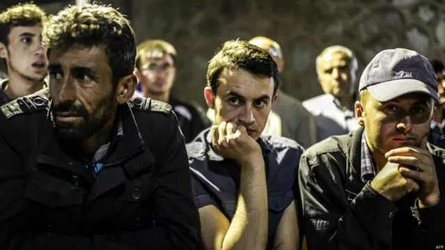 Yerin altında qalmış insanların yaxınları həyəcan içərisində yeni xəbər gözləyirlər.