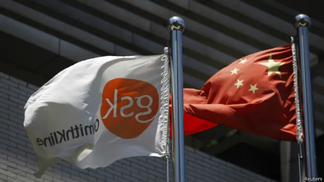 葛蘭素史克(中國)公司上海辦事處前懸掛的中國國旗和公司旗幟(12/07/2013)