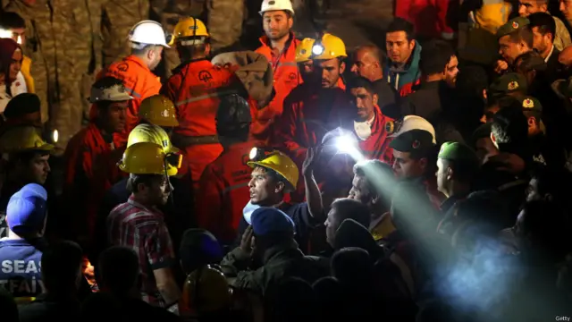 Ogliga mushukini yalashiga ruxsat bergan onaning porno videosi