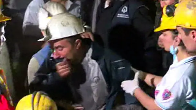 Mineiro chora ao ser resgatado em Soma, Turquia. Foto: BBC