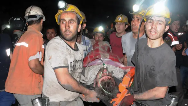 ترکیه کې د انرژۍ وزیر طایر یلدیز وویل چې د چاودنې پرمهال په کان کې ۷۸۷ کسان موجود وو. د نوموړي په وینا چاودنه د برېښنا د شارتې له امله رامنځ ته شوې ده. 