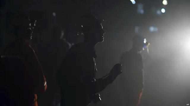 د انرژۍ وزیر وايي چې د وژل شویو هغو په ګډون تقریباً ۳۶۰ کسان له کانه ایستل شوي دي. 