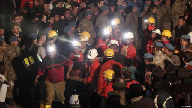 ویل کېږي هغه کسان چې په کان کې ایسار پاتي دي دوه کیلو متره د ځمکې لاندې او د کان له دروازې نه څلور کیلومتره لري دي. 