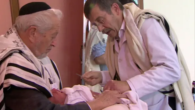 Məqalədə deyilir ki, bu hadisə Britaniyanın yəhudi icmasının da diqqətindən yayınmayıb.