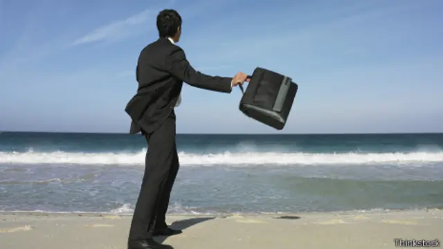 Un ejecutivo lanza su maletín al mar