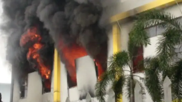 کارخانه چینی در آتش می‌سوزد