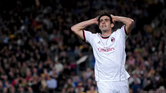 15 سال کی عمر سے پروفیشنل فٹبال کھیلنے والے 32 سالہ برازیلین کھلاڑی کاکا کو برازیلین مینیجر لوئس فلپ سکولاری نے ورلڈکپ میں نوجوان کھلاڑیوں پر ترجیح نہیں دی۔ 