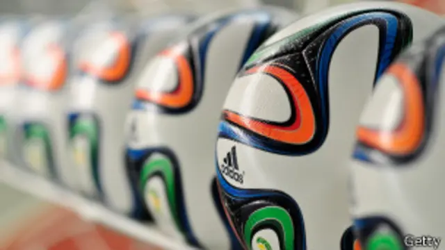 گیند کی باہری سطع پر ناہموار نقطے موجود ہیں جو اس کی ہوائی حرکیات کو بہت بہتر بناتے ہیں