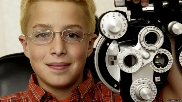 Ребенок во время подбора очков