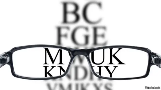 Очки на фоне текста