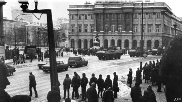 15 декабря 1981 года: БТРы перед зданием Варшавского университета