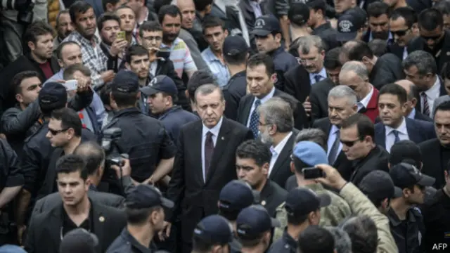 埃爾多安抵達礦難現場時遭抗議者包圍