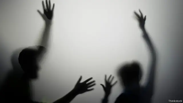 المشاركون في التجربة يقلدون حركات بعضهم