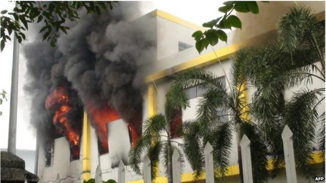 Fuego y humo sale de una de las fábricas atacadas
