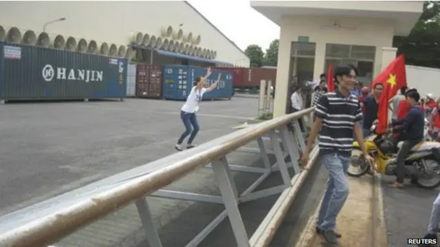 Una empleada le pide a los manifestantes que se detengan