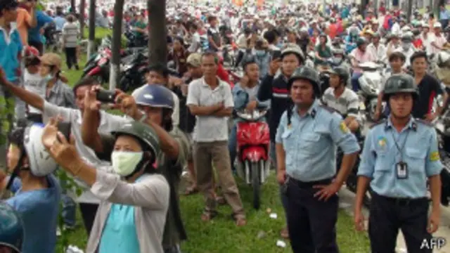 Protesters outside a factory in Binh Duong province on 14 May 2014