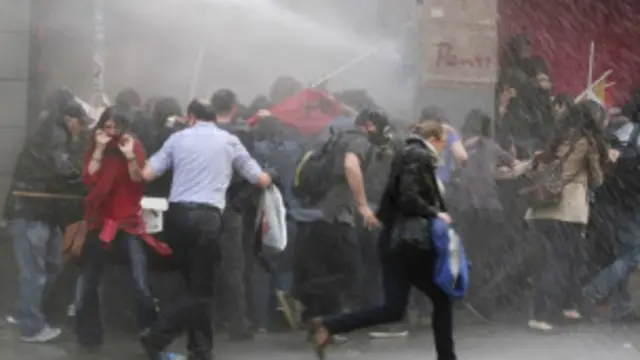 پلیس استانبول تلاش کرد با آب‌پاش، معترضان را پراکنده کند