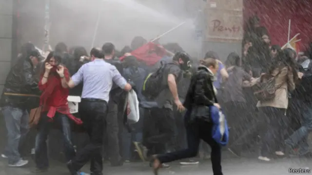 警察使用催淚彈和高壓水籠對付抗議者