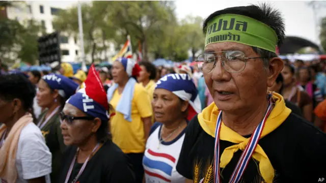 يطالب المحتجون باستبدال حكومة تصريف الاعمال بأخرى معينة