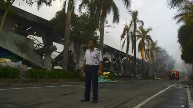 越南多個省份出現攻擊華人工廠的暴力事件（圖為保安員在守護著一處遭受破壞的中資工廠，14/05/2014）
