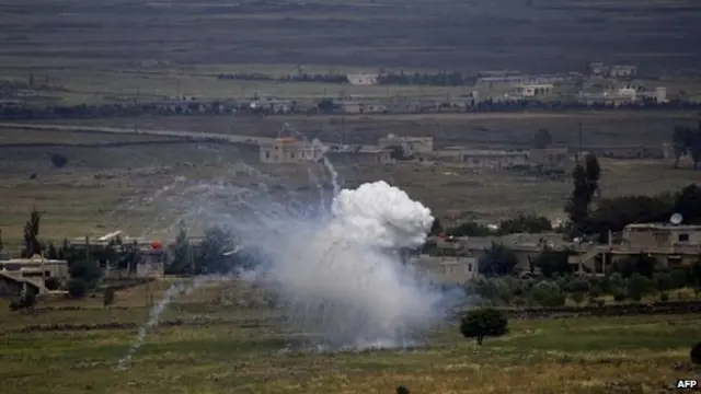 نیروهای ارتش شوریه برای جلوگیری از پیشروی شورشیان به آتش توپخانه سنگین متوسل شده اند.