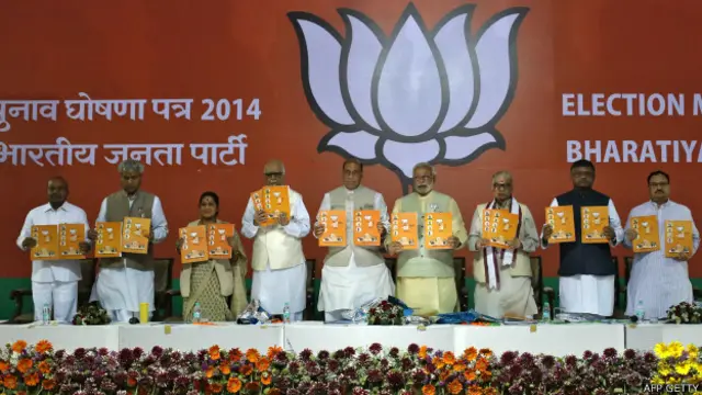 نریندر مودی نے انتخابات میں ترقی کے پیغام کے ساتھ ووٹروں کو لبھانے کی کوشش کی