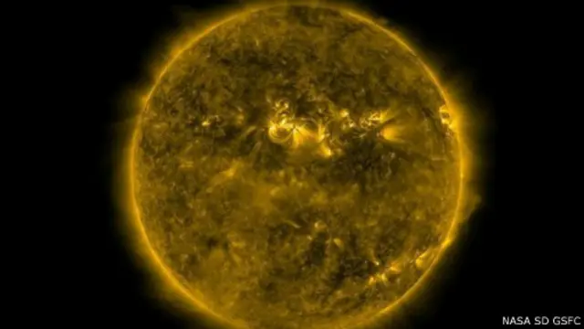 تطلق الشمس جزيئات مشحونة تتحرك بسرعة ما بين 400 و800 كيلومتر في الثانية