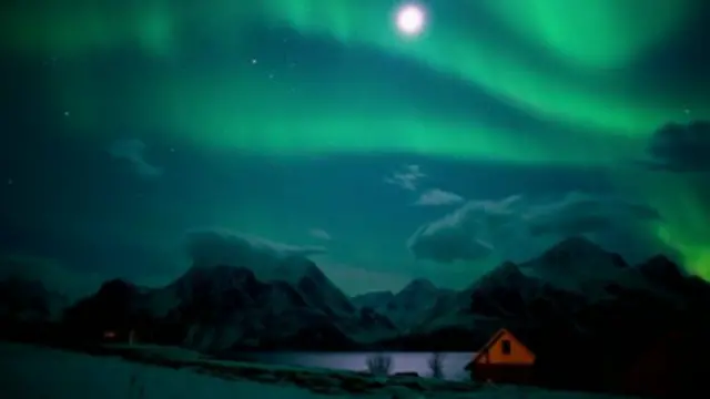 توصل العلماء إلى أنه حينما تزيد سرعة وكثافة الرياح الشمسية، فإن معدل صواعق البرق يزيد أيضا