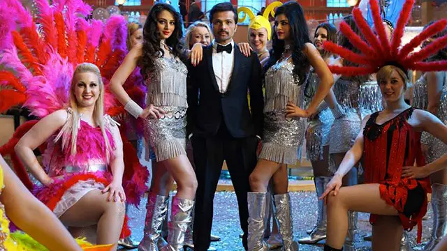 फ़िल्म दि एक्सपोज़ का एक दृश्य