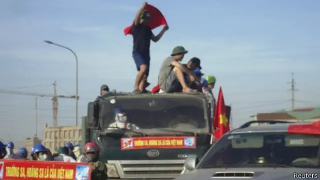 Manifestantes frente a planta de acero