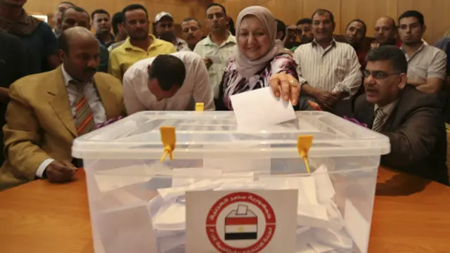 ناخبات قبل الادلاء بأًصواتهم داخل السفارة المصرية في الرياض