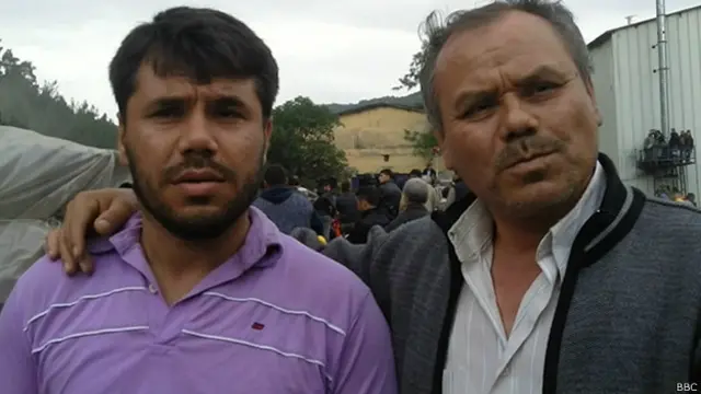 Yasin, sobreviviente del desastre minero en Turquía, con su padre, Alí.