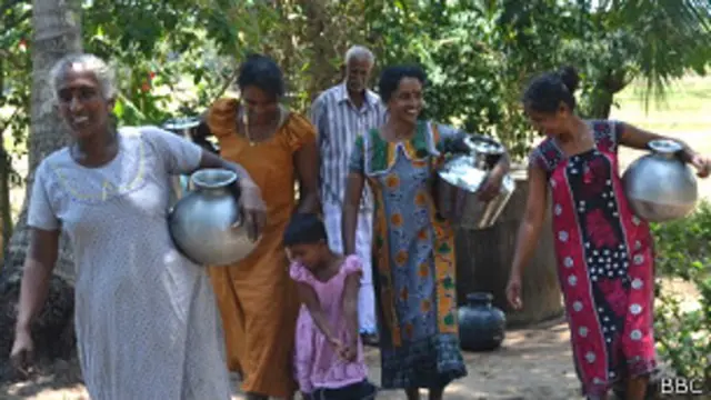 පානීය ජලය සොයා යන අම්පාරේ වැසියන් 