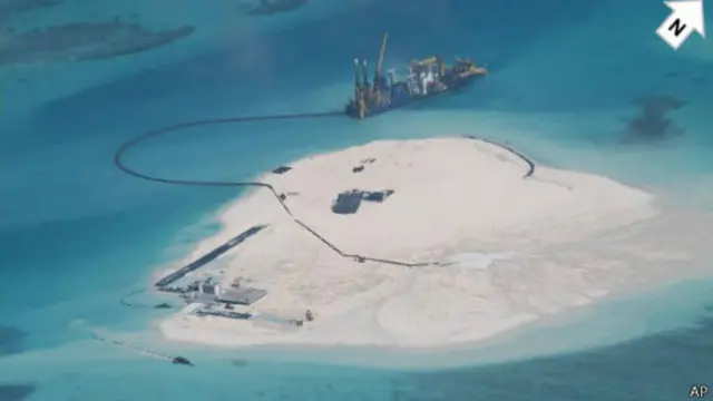 菲律賓政府公布的照片顯示中國在赤瓜礁填海