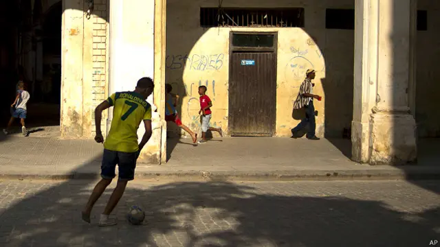 Niños juegan en las calles