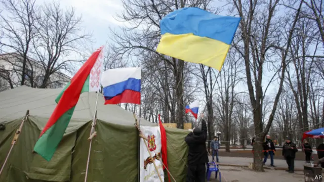 Флаги Украины, Белоруссии и России в Луганске