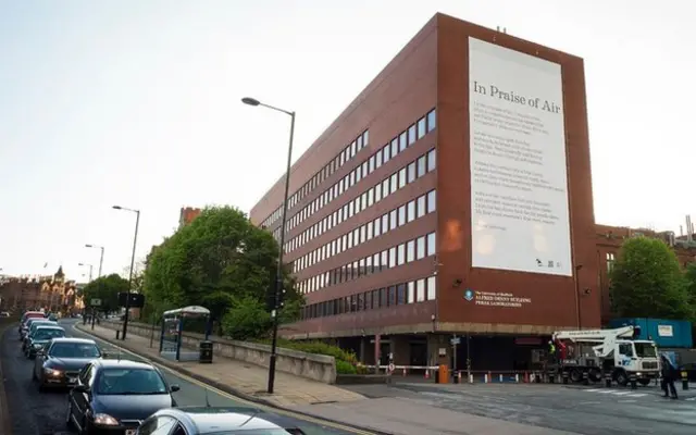 ملصق دعائي يمتص التلوث باستخدام التكنولوجيا متناهية الصغر