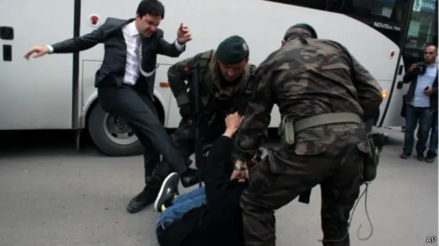 الحادث وقع أثناء زيارة اردوغان لمنطقة كارثة المنجم. 