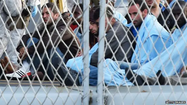 Врятовані італійськими моряками біженці